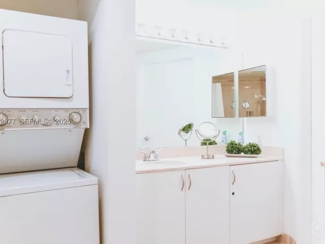 2-bedroom condo for rent in Miami - 1750 N Bayshore Dr 4814 - MondialRealty
