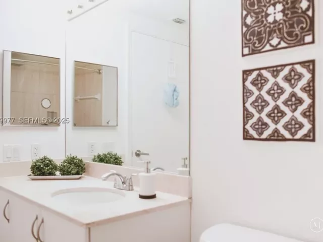 2-bedroom condo for rent in Miami - 1750 N Bayshore Dr 4814 - MondialRealty