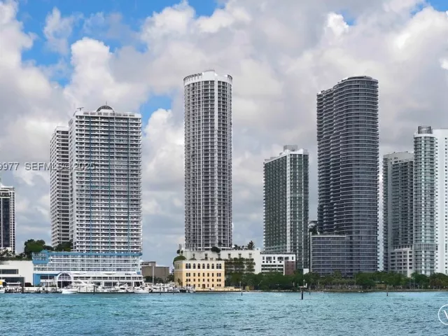 2-bedroom condo for rent in Miami - 1750 N Bayshore Dr 4814 - MondialRealty