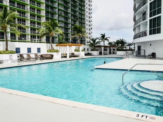 2-bedroom condo for rent in Miami - 1750 N Bayshore Dr 4814 - MondialRealty