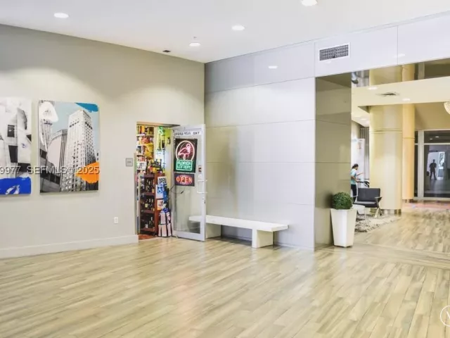 2-bedroom condo for rent in Miami - 1750 N Bayshore Dr 4814 - MondialRealty