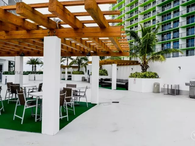 2-bedroom condo for rent in Miami - 1750 N Bayshore Dr 4814 - MondialRealty