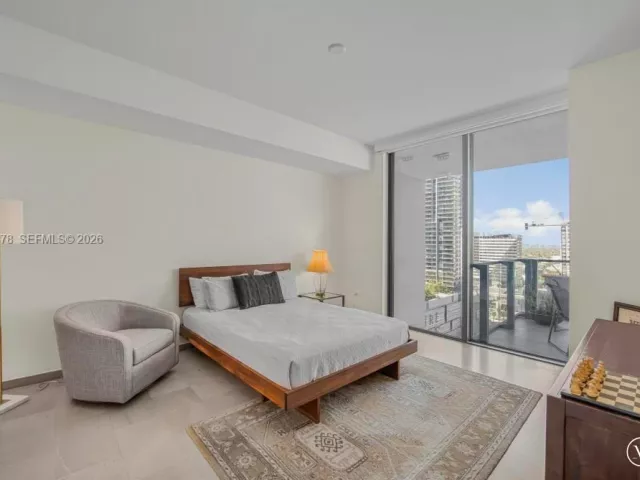 2-bedroom condo for sale in Miami - 68 SE 6th St 1710 - MondialRealty