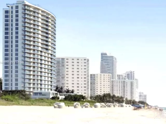 3-bedroom condo for sale in Hollywood - 3951 S Ocean Dr 501 - MondialRealty