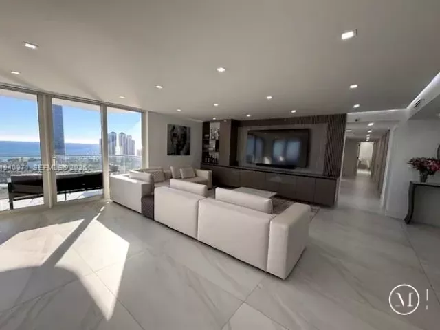 3-bedroom condo for rent in Aventura - 19707 Turnberry Way 23J - MondialRealty