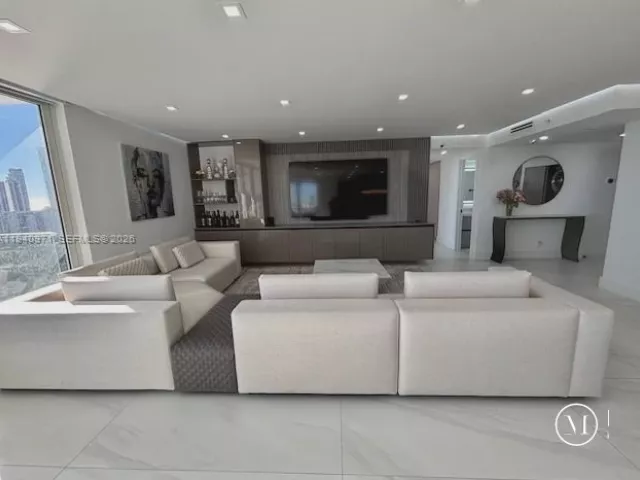 3-bedroom condo for rent in Aventura - 19707 Turnberry Way 23J - MondialRealty