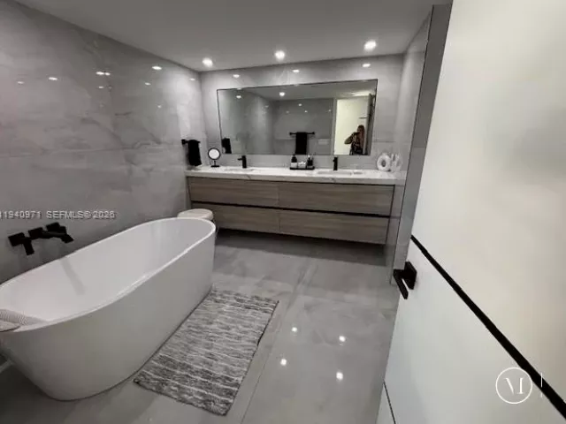 3-bedroom condo for rent in Aventura - 19707 Turnberry Way 23J - MondialRealty