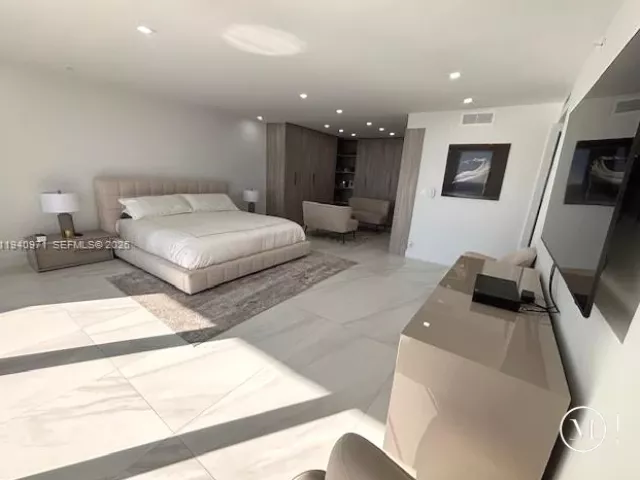 3-bedroom condo for rent in Aventura - 19707 Turnberry Way 23J - MondialRealty