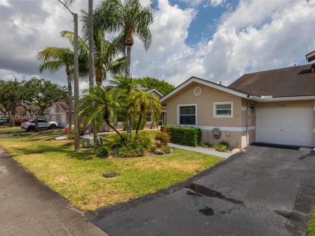 3-bedroom home for rent in Deerfield Beach - 1248 W Lakes Dr 1248 - MondialRealty