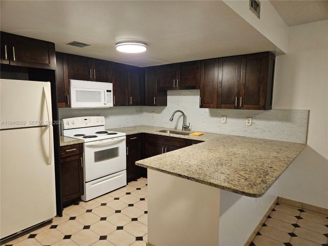 3-bedroom home for rent in Miami - 510 NW 109th Ave 704-7 - MondialRealty