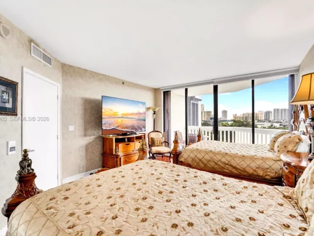 3-bedroom condo for sale in Aventura - 2000 Island Blvd 602 - MondialRealty