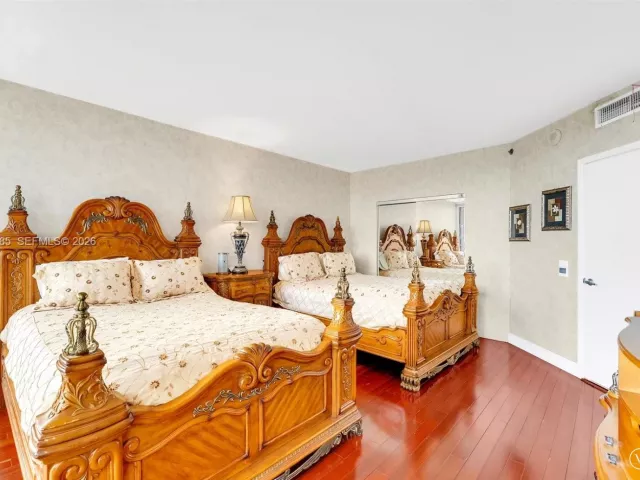 3-bedroom condo for sale in Aventura - 2000 Island Blvd 602 - MondialRealty