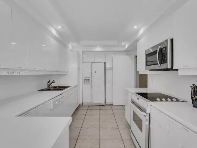 3-bedroom condo for sale in Aventura - 2000 Island Blvd 602 - MondialRealty