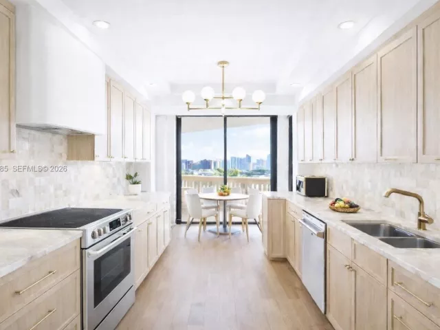 3-bedroom condo for sale in Aventura - 2000 Island Blvd 602 - MondialRealty