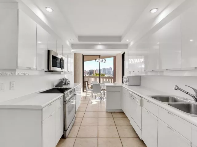 3-bedroom condo for sale in Aventura - 2000 Island Blvd 602 - MondialRealty