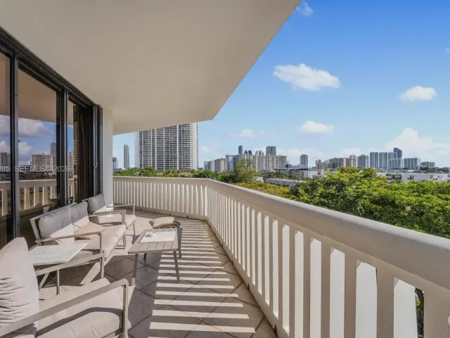 3-bedroom condo for sale in Aventura - 2000 Island Blvd 602 - MondialRealty