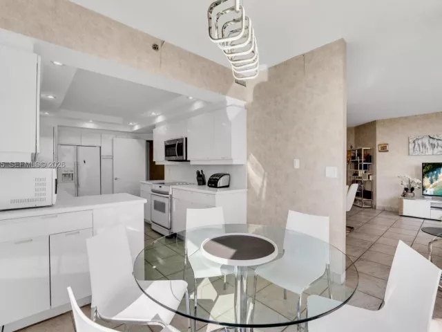 3-bedroom condo for sale in Aventura - 2000 Island Blvd 602 - MondialRealty