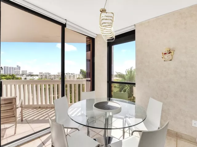 3-bedroom condo for sale in Aventura - 2000 Island Blvd 602 - MondialRealty