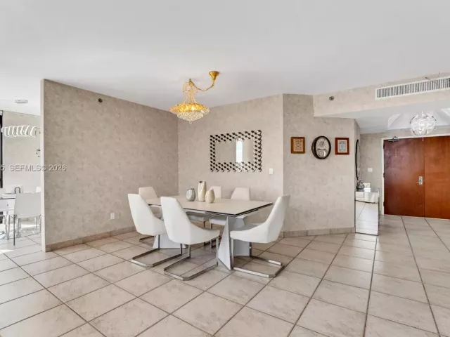 3-bedroom condo for sale in Aventura - 2000 Island Blvd 602 - MondialRealty