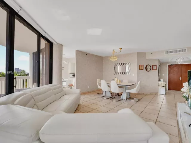 3-bedroom condo for sale in Aventura - 2000 Island Blvd 602 - MondialRealty