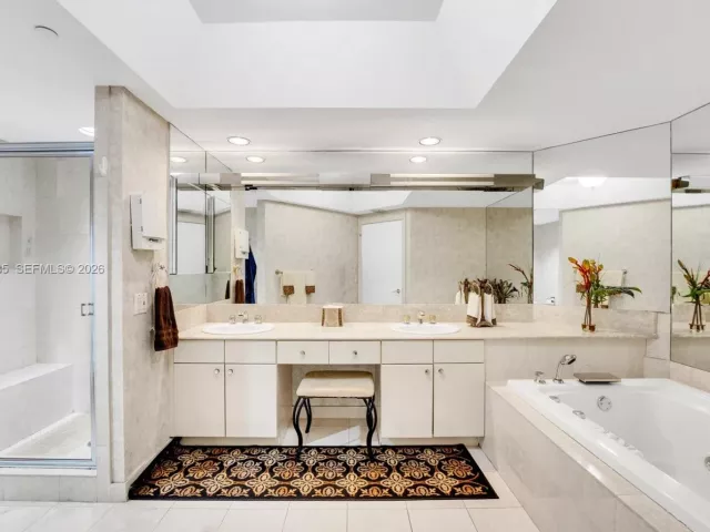 3-bedroom condo for sale in Aventura - 2000 Island Blvd 602 - MondialRealty