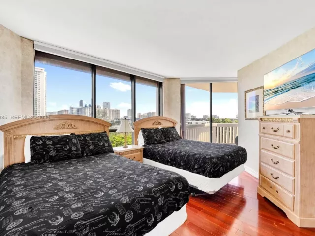 3-bedroom condo for sale in Aventura - 2000 Island Blvd 602 - MondialRealty