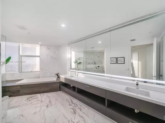 4-bedroom condo for sale in Miami - 851 NE 1st Avenue Penthouse 4612 - MondialRealty