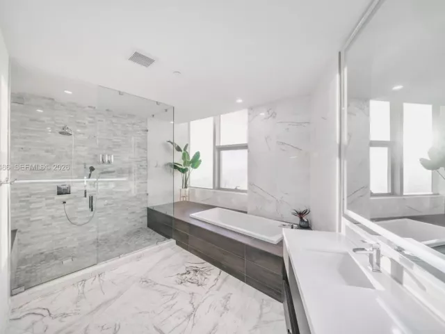 4-bedroom condo for sale in Miami - 851 NE 1st Avenue Penthouse 4612 - MondialRealty