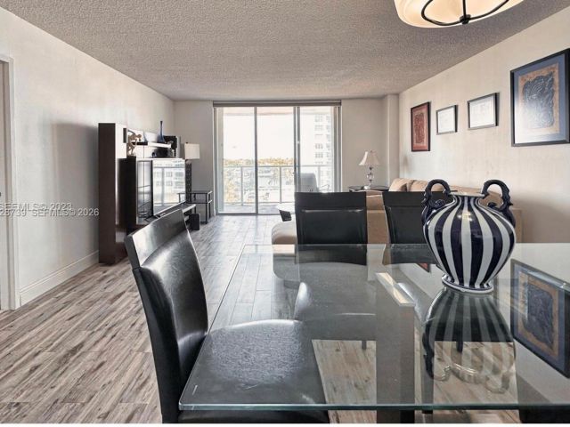 1-bedroom condo for rent in Miami Beach - 5701 Collins Ave 505 - MondialRealty