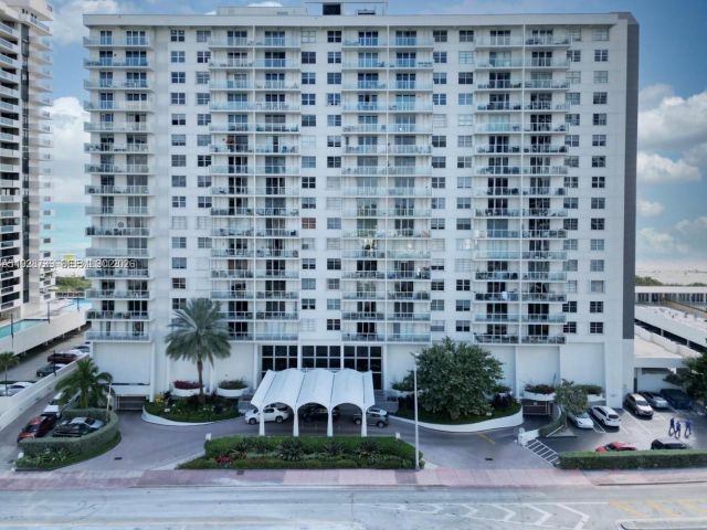 1-bedroom condo for rent in Miami Beach - 5701 Collins Ave 505 - MondialRealty