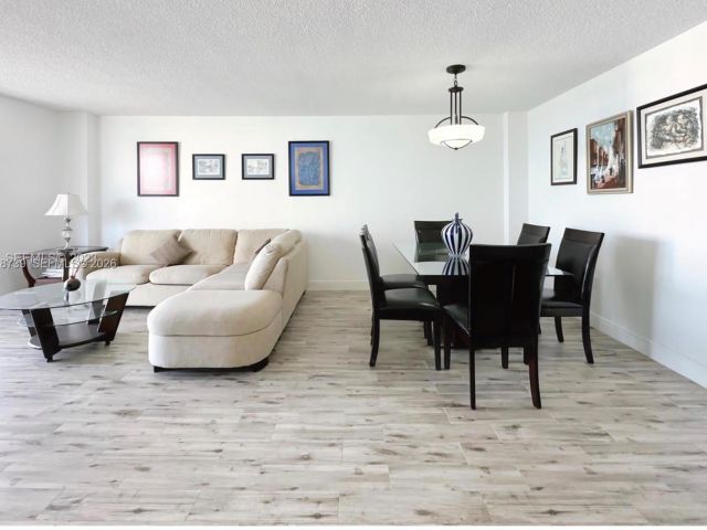 1-bedroom condo for rent in Miami Beach - 5701 Collins Ave 505 - MondialRealty