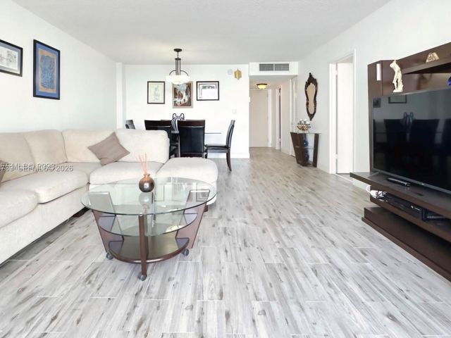 1-bedroom condo for rent in Miami Beach - 5701 Collins Ave 505 - MondialRealty