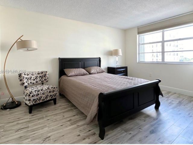 1-bedroom condo for rent in Miami Beach - 5701 Collins Ave 505 - MondialRealty