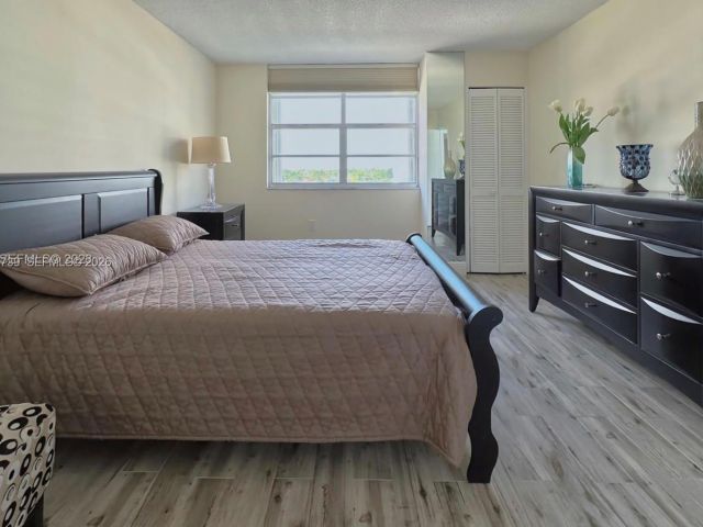 1-bedroom condo for rent in Miami Beach - 5701 Collins Ave 505 - MondialRealty