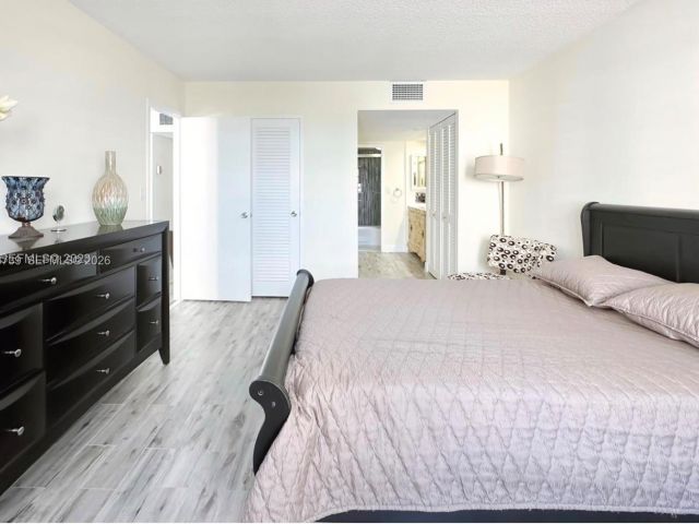 1-bedroom condo for rent in Miami Beach - 5701 Collins Ave 505 - MondialRealty