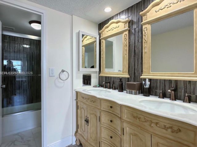 1-bedroom condo for rent in Miami Beach - 5701 Collins Ave 505 - MondialRealty