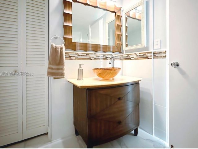 1-bedroom condo for rent in Miami Beach - 5701 Collins Ave 505 - MondialRealty