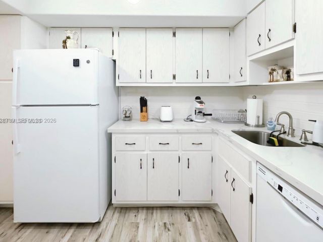 1-bedroom condo for rent in Miami Beach - 5701 Collins Ave 505 - MondialRealty