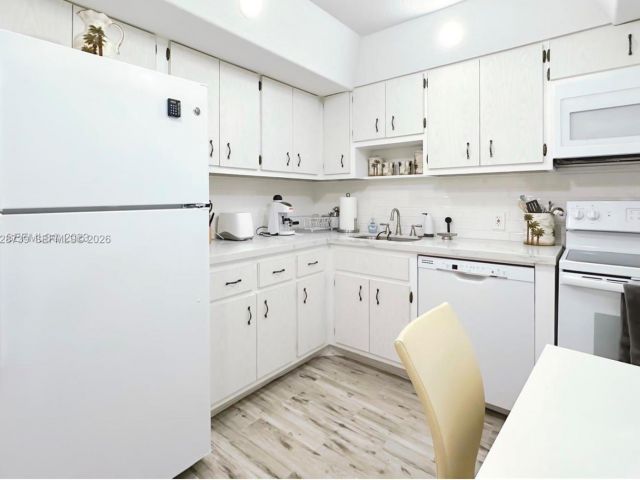 1-bedroom condo for rent in Miami Beach - 5701 Collins Ave 505 - MondialRealty