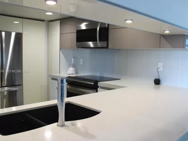 2-bedroom condo for rent in Miami Beach - 650 West Ave 810 - MondialRealty