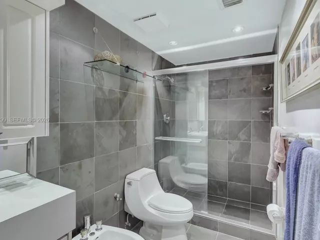 2-bedroom condo for sale in Miami Beach - 5005 Collins Ave 1224 - MondialRealty