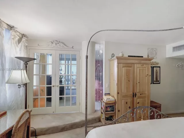 2-bedroom condo for sale in Miami Beach - 5005 Collins Ave 1224 - MondialRealty