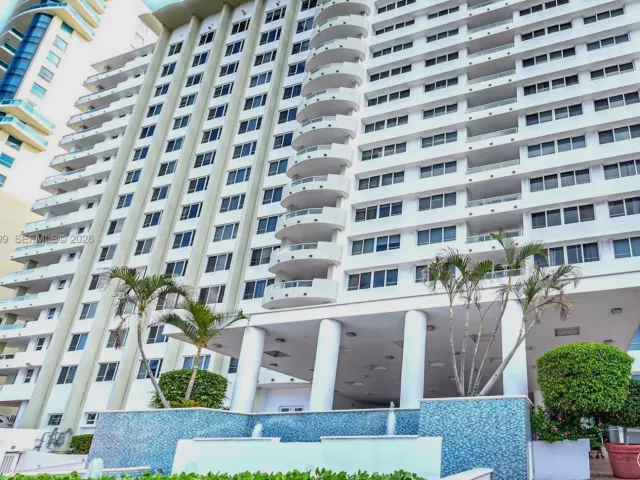 2-bedroom condo for sale in Miami Beach - 5005 Collins Ave 1224 - MondialRealty