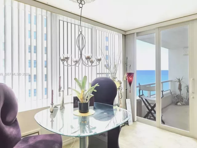 2-bedroom condo for sale in Miami Beach - 5005 Collins Ave 1224 - MondialRealty