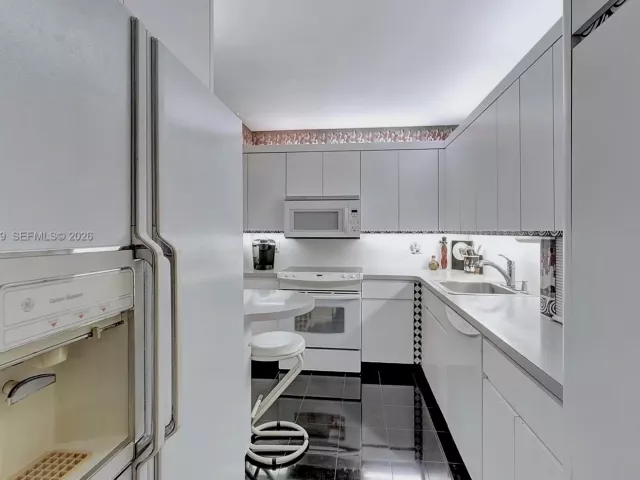 2-bedroom condo for sale in Miami Beach - 5005 Collins Ave 1224 - MondialRealty