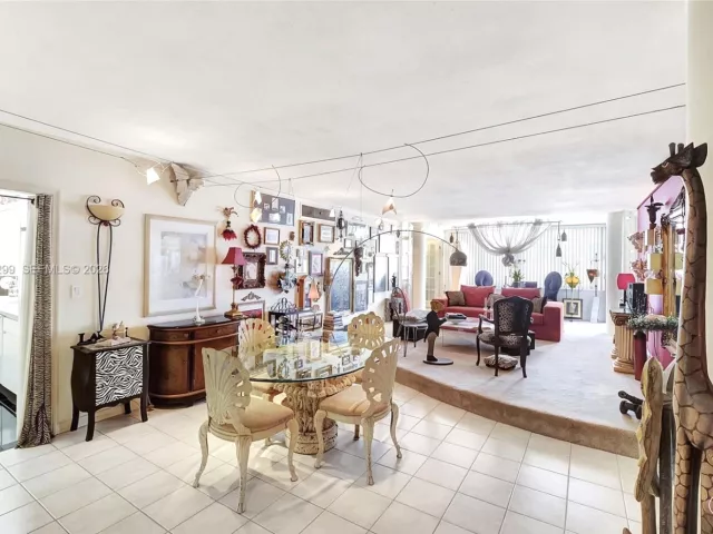 2-bedroom condo for sale in Miami Beach - 5005 Collins Ave 1224 - MondialRealty