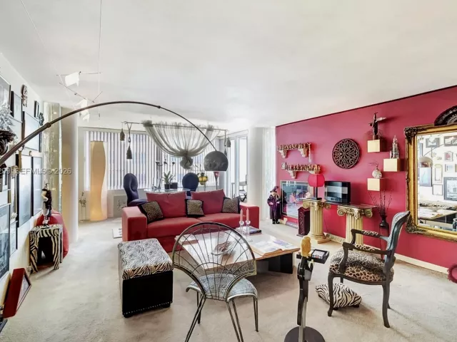 2-bedroom condo for sale in Miami Beach - 5005 Collins Ave 1224 - MondialRealty