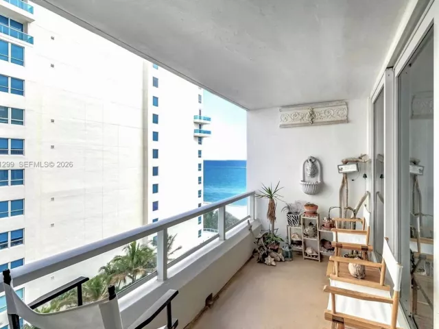 2-bedroom condo for sale in Miami Beach - 5005 Collins Ave 1224 - MondialRealty