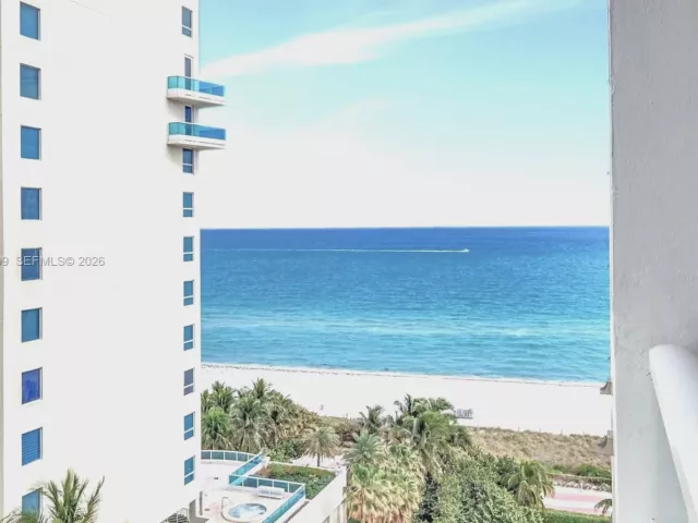 2-bedroom condo for sale in Miami Beach - 5005 Collins Ave 1224 - MondialRealty