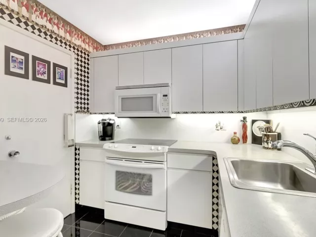 2-bedroom condo for sale in Miami Beach - 5005 Collins Ave 1224 - MondialRealty